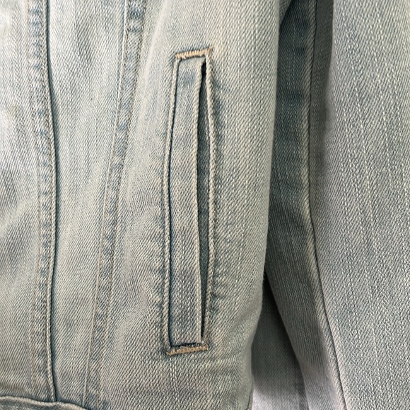 Light wash denim jean jacket - Picture 4 of 7